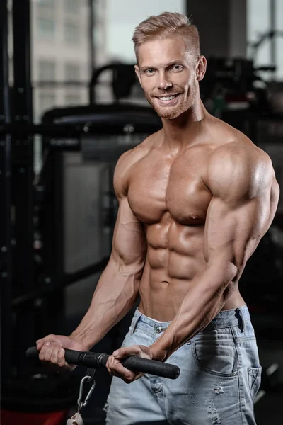 Silné a pohledný mladý atletický muž svaly abs a biceps — Stock fotografie