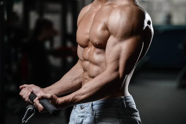 Solide et beau jeune homme athlétique muscles abdominaux et biceps — Photo