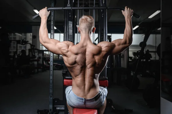 Schiena muscolo mans indietro Maschio bodybuilder flettendo la schiena — Foto Stock