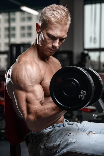 Kräftiger und gut aussehender, athletischer junger Mann Muskeln Bauch und Bizeps — Stockfoto