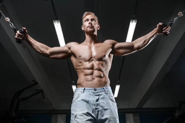 Fuerte y guapo atlético joven músculos abdominales y bíceps — Foto de Stock