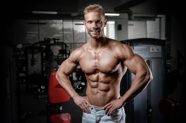 强和英俊健壮的年轻男人肌肉 abs 和二头肌 — 图库照片