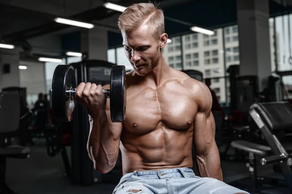 Güçlü ve yakışıklı atletik genç adam kasları abs ve pazı