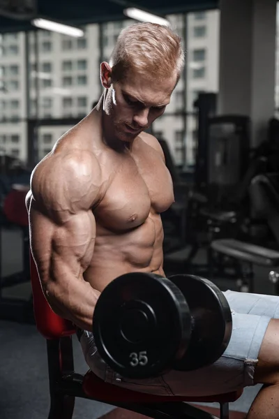 強いとハンサムな運動若い男筋肉腹筋と上腕二頭筋 — ストック写真