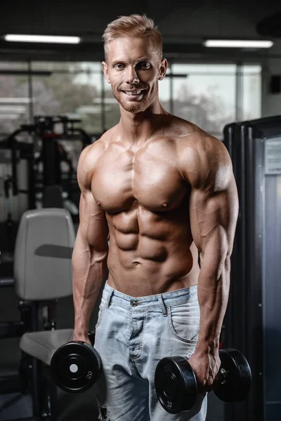 Sterke en knappe sportieve jonge man spieren abs en biceps — Stockfoto