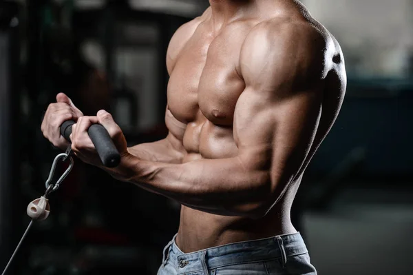 Jovem atlético forte e bonito músculos abdominais e bíceps — Fotografia de Stock