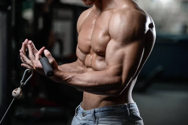 Fuerte y guapo atlético joven músculos abdominales y bíceps — Foto de Stock