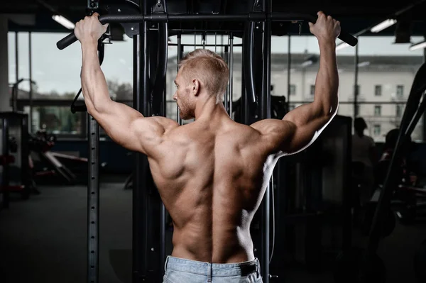 Rückenmuskulatur Männer zurück männlichen Bodybuilder beugt seinen Rücken — Stockfoto