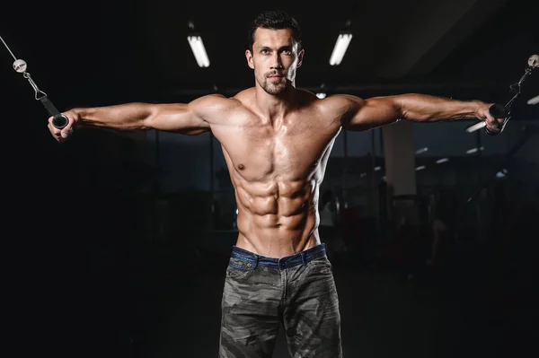 Homme avec entraînement de poids dans le club de sport d'équipement de gymnastique — Photo