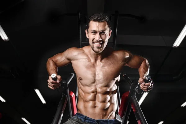 Uomo con allenamento con pesi in palestra attrezzature sport club — Foto Stock