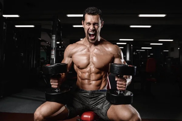 Uomo con allenamento con pesi in palestra attrezzature sport club — Foto Stock