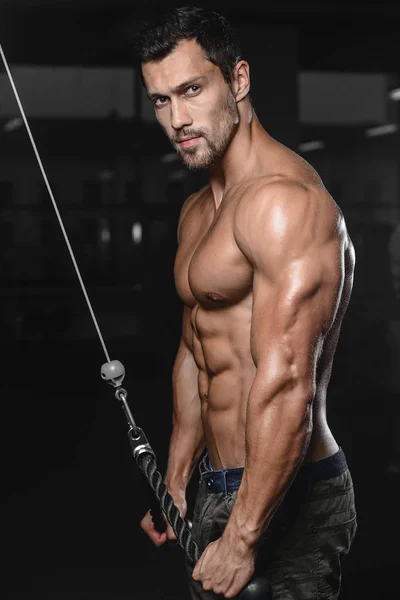 Hombre con entrenamiento con pesas en equipo de gimnasio club deportivo —  Fotos de Stock