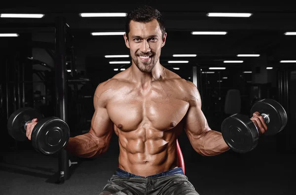 Man met gewicht opleiding in gym apparatuur sportclub — Stockfoto