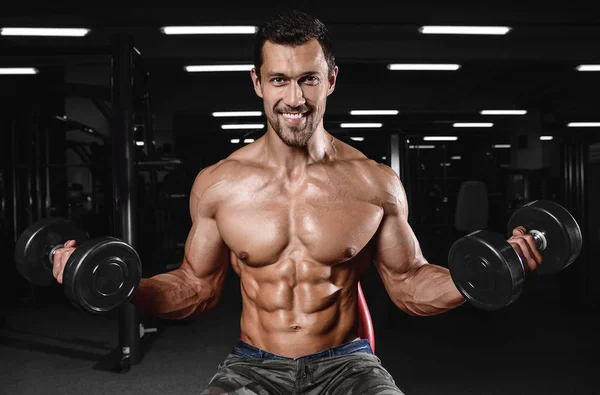 Homme avec entraînement de poids dans le club de sport d'équipement de gymnastique — Photo