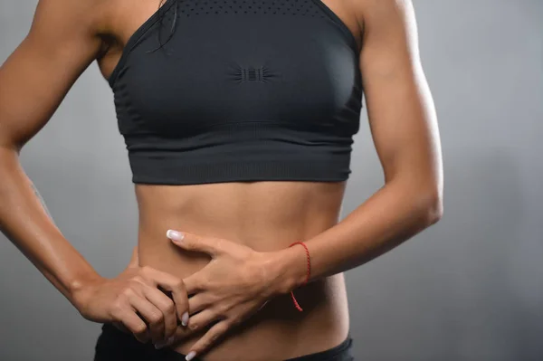 Modelo de fitness posando em estúdio em um fundo cinza branco — Fotografia de Stock