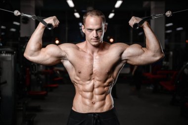 genç adam tren spor salonu sağlık yaşam tarzı seksi beyaz Ma