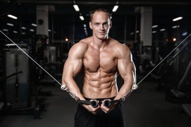 genç adam tren spor salonu sağlık yaşam tarzı seksi beyaz Ma