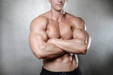 Acımasız güçlü vücut geliştirmeci adam gri adam Studio'yu poz