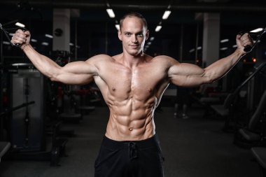 genç adam tren spor salonu sağlık yaşam tarzı seksi beyaz Ma