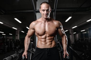 genç adam tren spor salonu sağlık yaşam tarzı seksi beyaz Ma