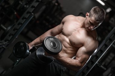 spor salonu sağlık yaşam tarzı seksi beyaz erkek genç adam tren