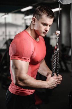 spor salonu sağlık yaşam tarzı seksi beyaz erkek genç adam tren