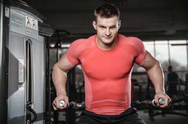 spor salonu sağlık yaşam tarzı seksi beyaz erkek genç adam tren