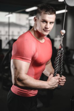 spor salonu sağlık yaşam tarzı seksi beyaz erkek genç adam tren