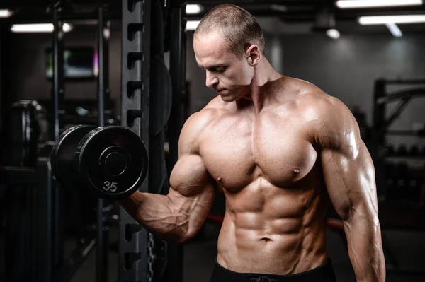 Joven hombre tren en gimnasio cuidado de la salud estilo de vida sexy caucásico ma — Foto de Stock