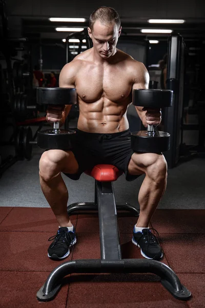 Joven hombre tren en gimnasio cuidado de la salud estilo de vida sexy caucásico ma —  Fotos de Stock