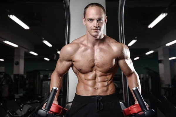Jeune homme train dans gym santé style de vie sexy caucasien ma — Photo