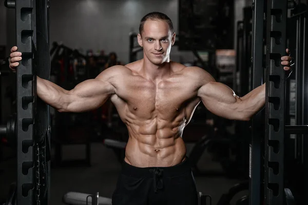 Joven hombre tren en gimnasio cuidado de la salud estilo de vida sexy caucásico ma — Foto de Stock