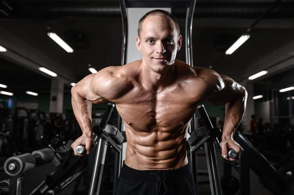 Joven hombre tren en gimnasio cuidado de la salud estilo de vida sexy caucásico ma — Foto de Stock