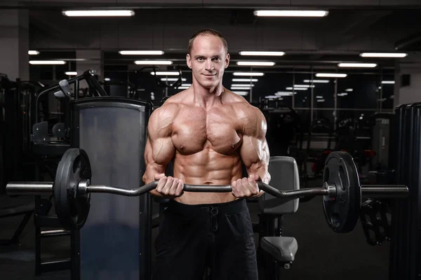 Joven hombre tren en gimnasio cuidado de la salud estilo de vida sexy caucásico ma — Foto de Stock