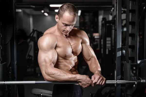 Joven hombre tren en gimnasio cuidado de la salud estilo de vida sexy caucásico ma — Foto de Stock