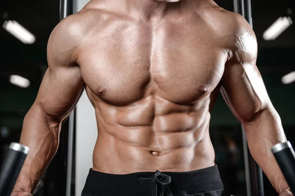 Joven hombre tren en gimnasio cuidado de la salud estilo de vida sexy caucásico ma — Foto de Stock