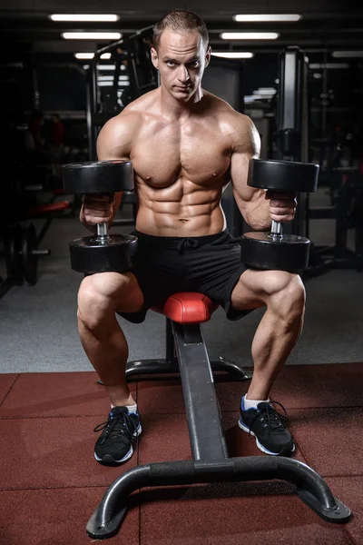 Joven hombre tren en gimnasio cuidado de la salud estilo de vida sexy caucásico ma —  Fotos de Stock