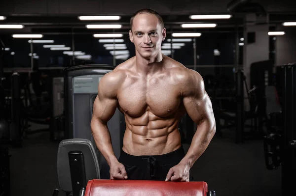 Joven hombre tren en gimnasio cuidado de la salud estilo de vida sexy caucásico ma — Foto de Stock