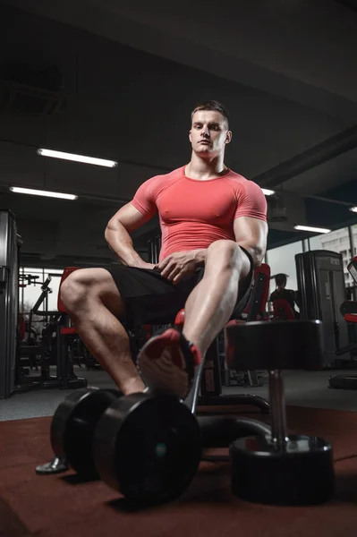 Joven hombre tren en gimnasio cuidado de la salud estilo de vida sexy caucásico hombre —  Fotos de Stock