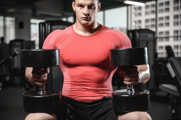 Giovane treno in palestra assistenza sanitaria stile di vita sexy uomo caucasico — Foto Stock