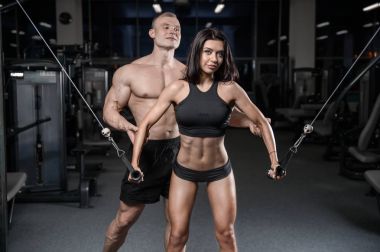 seksi beyaz erkek ve kadın spor salonunda