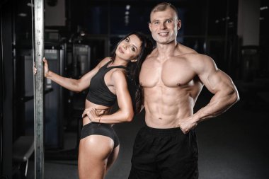 seksi beyaz erkek ve kadın spor salonunda