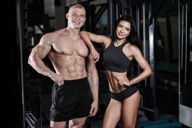seksi beyaz erkek ve kadın spor salonunda