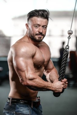 Kas ve tren spor salonu kadar pompalama acımasız güçlü vücut geliştirmeci adam