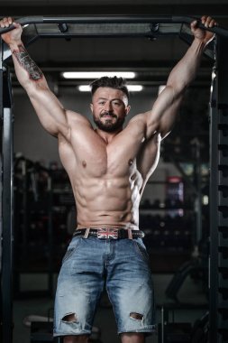 Kas ve tren spor salonu kadar pompalama acımasız güçlü vücut geliştirmeci adam