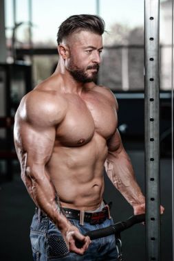 Kas ve tren spor salonu kadar pompalama acımasız güçlü vücut geliştirmeci adam