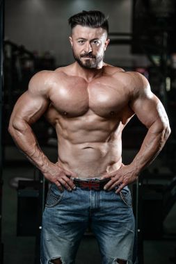Kas ve tren spor salonu kadar pompalama acımasız güçlü vücut geliştirmeci adam