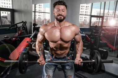 Kas ve tren spor salonu kadar pompalama acımasız güçlü vücut geliştirmeci adam
