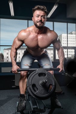 Kas ve tren spor salonu kadar pompalama acımasız güçlü vücut geliştirmeci adam