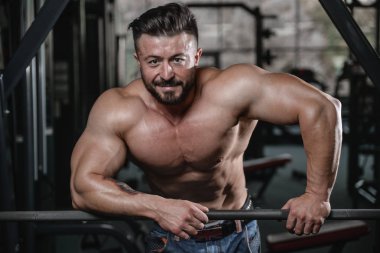 Kas ve tren spor salonu kadar pompalama acımasız güçlü vücut geliştirmeci adam